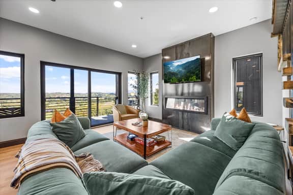 The Back Nine Retreat by AvantStay Private Golf Sim, Firepit & Mountain Views Near Dollywood
