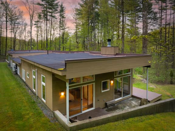 Secluded + Modern | Enclosed Patio, Forest Views | Woodland Zen by AvantStay