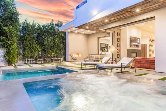 Luxe WeHo Villa, Walk to Melrose Ave, Pool + Hot Tub | North Vista by AvantStay