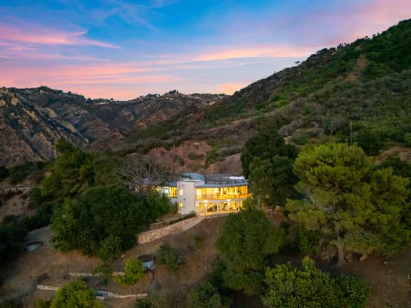 Sleeps 10, Luxe 2 Homes Malibu Hills Retreat | Cielo Estate by AvantStay