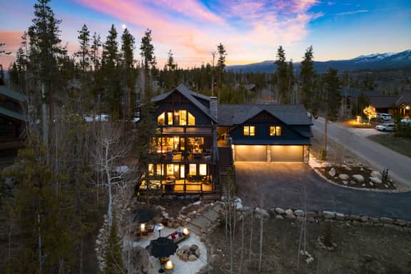 Winterhaven Estate by AvantStay | Sleeps 19 Guests | Mountain Compound w/ Views, Firepit, Hot Tub
