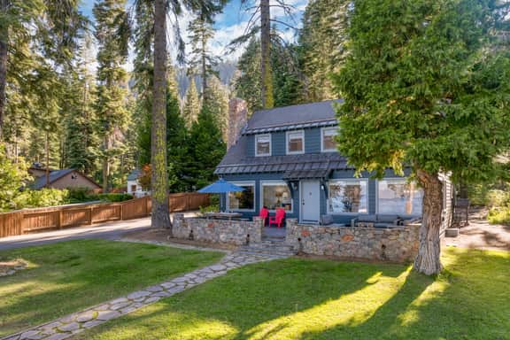 West Shore Lake House by AvantStay | Ski Cabin + Guest House | Lake Views + Lounge Seating + Alfresco Dining | 15 min to Palisades