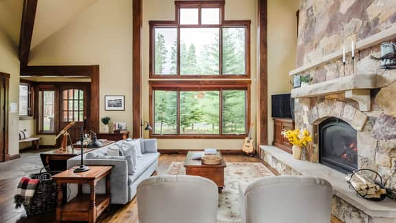 Peak 8 by AvantStay | Spacious Modern Cabin w/ Hot Tub & Views
