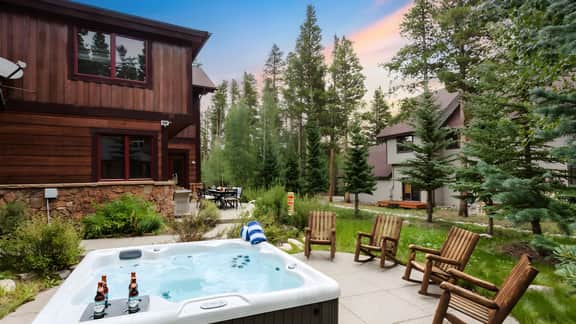 Peak 8 by AvantStay | Spacious Modern Cabin w/ Hot Tub & Views