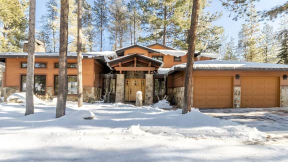 Base Camp by AvantStay | Magical Cabin w/ Sauna, Hot Tub & Close to Snow & Golf