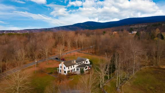 Catskill Park Farm by AvantStay | Huge Yard, Fire Pit | Near Windham Ski Resort