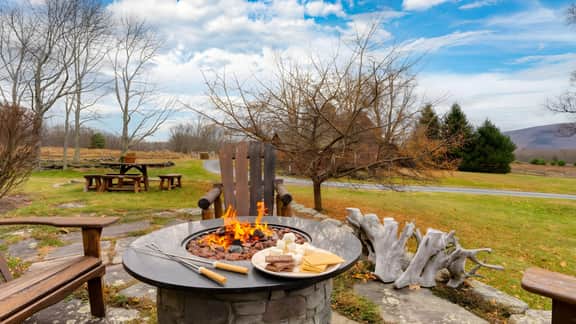 Catskill Park Farm by AvantStay | Huge Yard, Fire Pit | Near Windham Ski Resort
