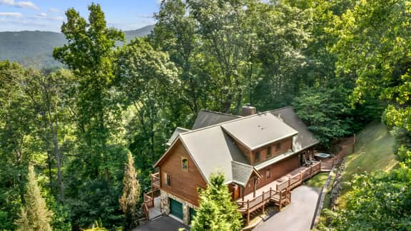 Leyland by AvantStay | Sleeps 20 | Grand Mountain Lodge • Hot Tub + Sauna • Blue Ridge Views