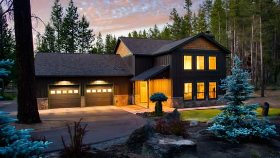 Spring River Retreat by AvantStay | Lakefront Luxury w/ Hot Tub, Game Room & Near Bend