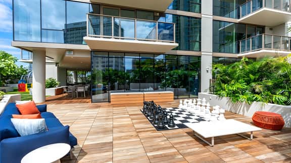 Honolulu Luxury Condo w/ Resort Amenities & Private Courtyard Access