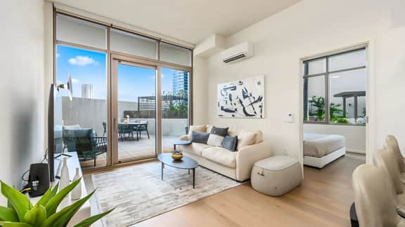 Honolulu Luxury Condo w/ Resort Amenities & Private Courtyard Access
