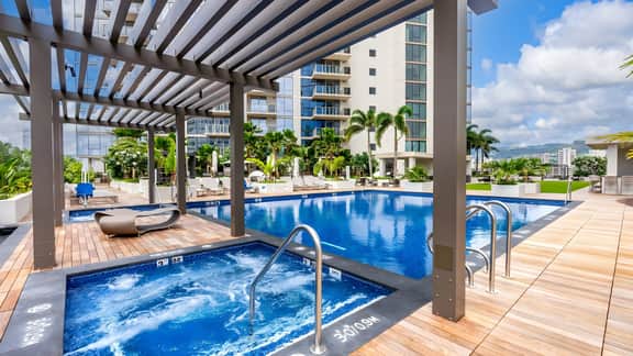 Honolulu Luxury Condo w/ Resort Amenities & Private Courtyard Access