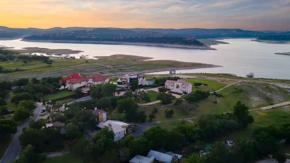 Travis by AvantStay | Waterfront Lake Retreat
