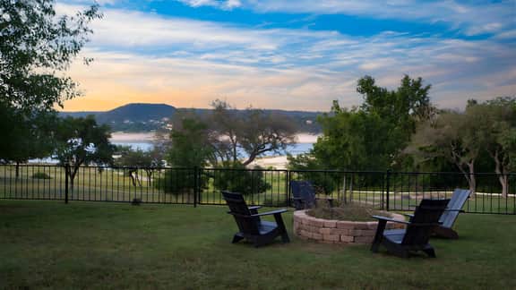Travis by AvantStay | Waterfront Lake Retreat
