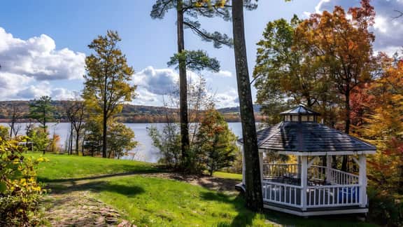 River House by AvantStay | Secluded Catskill Estate • Pool + Hot Tub + Fire Pit | Sleeps 24