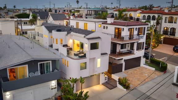 Walk to Manhattan Beach Pier, Ocean Views, Balcony, & Peloton | Casa Del Mar by AvantStay