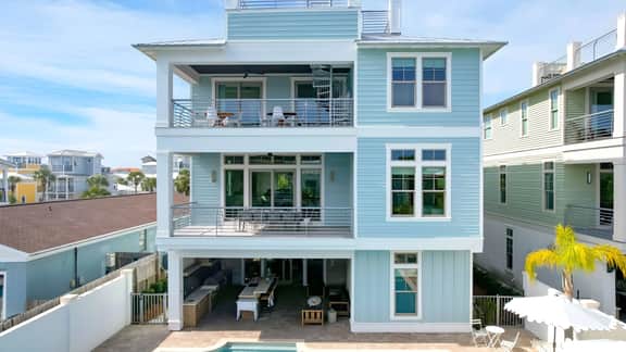 Monarch by AvantStay | Stunning Estate 1 Block to Beach, Swim Up Bar, Hot Tub, & Rooftop Views