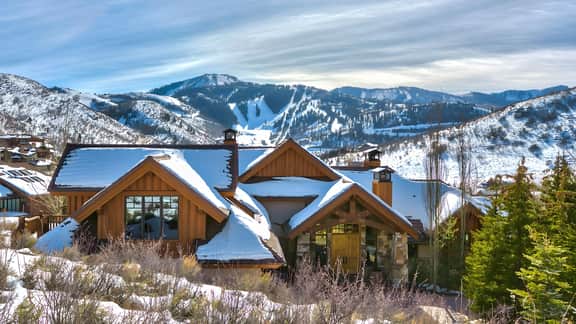 Telemark Luxury Retreat by AvantStay | Stunning Views w/ Hot Tub, Theatre Room and Pool Table!