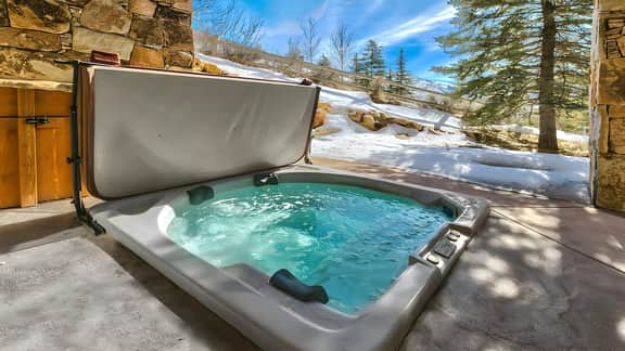 Telemark Luxury Retreat by AvantStay | Stunning Views w/ Hot Tub, Theatre Room and Pool Table!