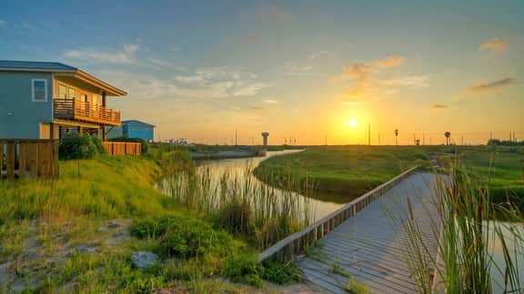 361 Bayview by AvantStay | Pool, Firepit + Pond View • Golf Cart-Friendly Boardwalk to Beach