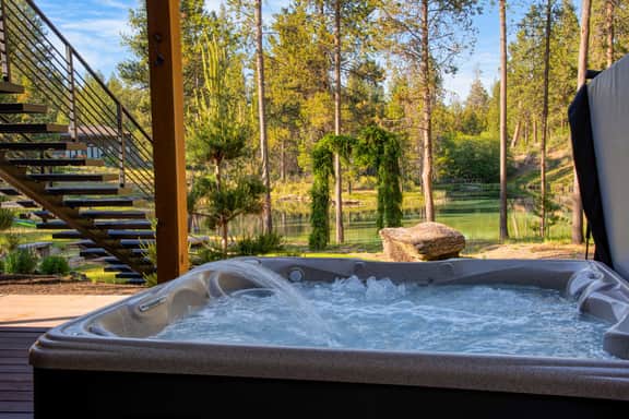 Spring River Retreat by AvantStay | Lakefront Luxury w/ Hot Tub, Game Room & Near Bend