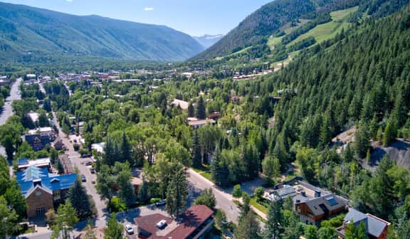 Aspen Hideaway by AvantStay | Walk to Aspen, Near Slopes + Pool & Hot Tub Access