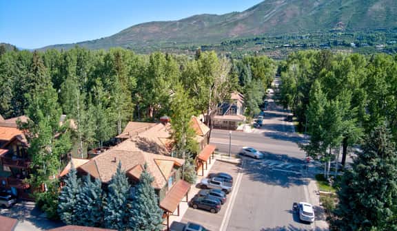 Aspen Hideaway by AvantStay | Walk to Aspen, Near Slopes + Pool & Hot Tub Access
