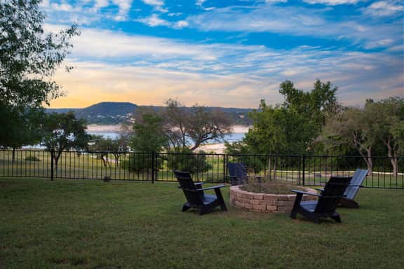 Travis by AvantStay | Waterfront Lake Retreat