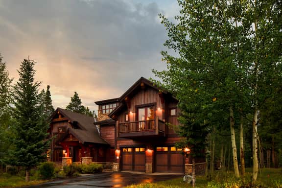 Peak 8 by AvantStay | Spacious Modern Cabin w/ Hot Tub & Views
