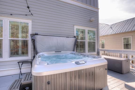 Coconut Cove by AvantStay | Deck w/ Hot Tub, Access to 2 Pools