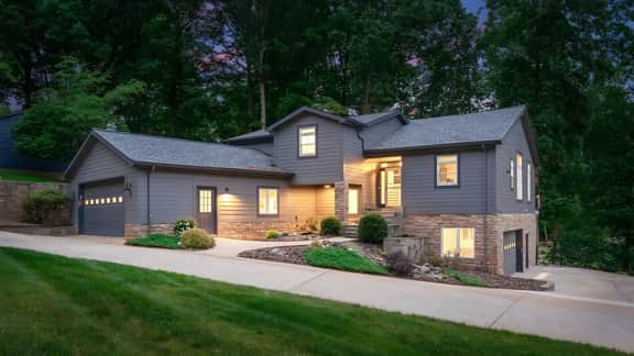 Cove's End by AvantStay | Lakefront Retreat • Dock + Hot Tub + Game Room + Fire Pit