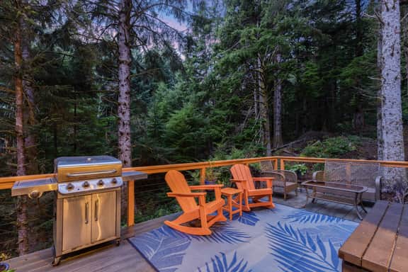 Peaceful Treehouse-Style Stay with Sauna, Fire Pit & Forest Views Near the Coast | The Treehouse by AvantStay