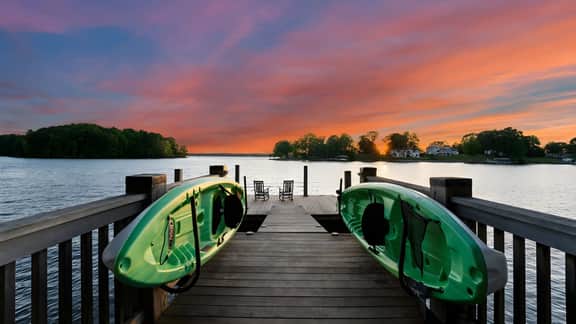 Sunset Shores Resort: The Grand House by AvantStay | Lakefront, Spa, Private Dock+Beach, Game Room