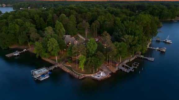 Sunset Shores Resort: The Grand House by AvantStay | Lakefront, Spa, Private Dock+Beach, Game Room
