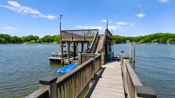 Sunset Shores Resort: The Grand House by AvantStay | Lakefront, Spa, Private Dock+Beach, Game Room
