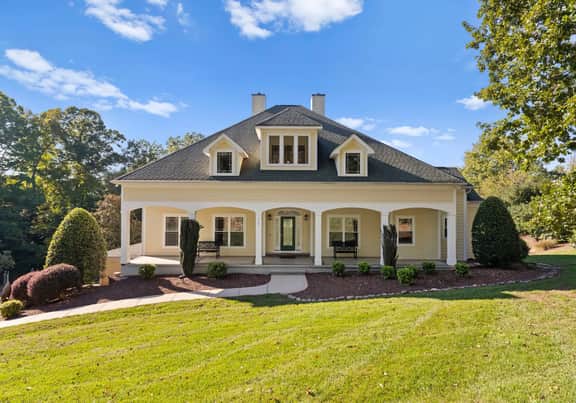Lakefront 6BDR, Priv Dock, Game Room, Firepit | Jake's Lake House by Avantstay