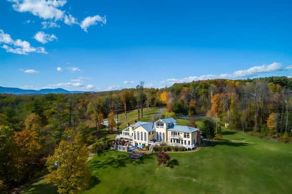 River House by AvantStay | Secluded Catskill Estate • Pool + Hot Tub + Fire Pit | Sleeps 24