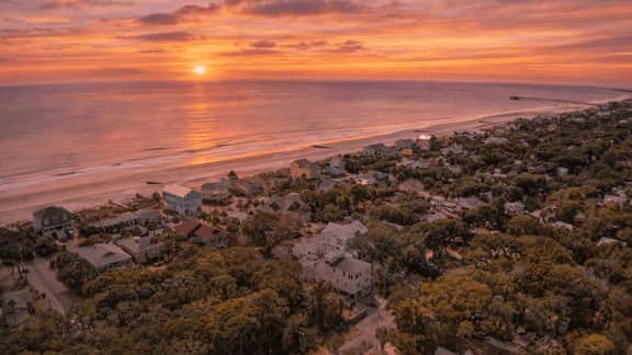 Family Tides by AvantStay | 1 Block to the Beach + Game Room + Large Deck  | Near Center Street