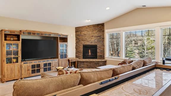 Mulligan Estate by AvantStay | Sunriver Retreat + Hot Tub + Game Room + Bikes + Near Trails & Golf