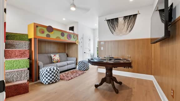 That ’70s Show by AvantStay | Skyline Views + Rooftop Hot Tub + Bumper Pool | Mins to Broadway + Nissan Stadium + Germantown