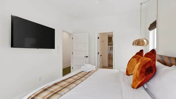 That ’70s Show by AvantStay | Skyline Views + Rooftop Hot Tub + Bumper Pool | Mins to Broadway + Nissan Stadium + Germantown