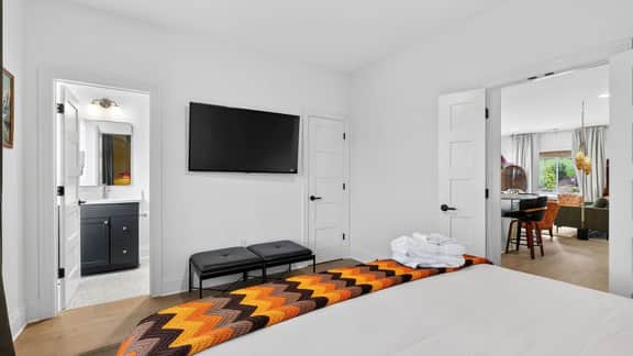 That ’70s Show by AvantStay | Skyline Views + Rooftop Hot Tub + Bumper Pool | Mins to Broadway + Nissan Stadium + Germantown