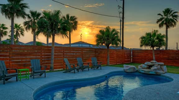 Tickle My Fansea by AvantStay | Mins to Shore + Private Pool + Lounge | Stylish Beach House