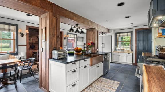 Farmhouse at Leeds by AvantStay | Catskills Farmhouse + Barn Suite + Firepit | Mins to Hudson + Kaaterskill Falls