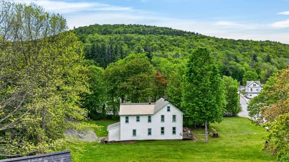 The Klondike by AvantStay | Sleeps 20 | Historic Catskills Lodge • Firepit • Near Lake + Skiing