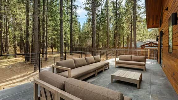 Evergreen Retreat by AvantStay | Outdoor Dining + Lounge | Forest Views | Mins to Skiing & The Village
