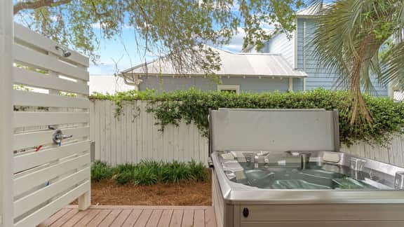The Salty Pearl by AvantStay | Sleeps 18 + Pool + Hot Tub + Wet Bar | Walk to the Beach + Dining