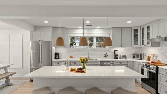 The Salty Pearl by AvantStay | Sleeps 18 + Pool + Hot Tub + Wet Bar | Walk to the Beach + Dining