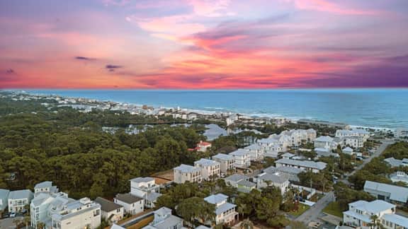 The Salty Pearl by AvantStay | Sleeps 18 + Pool + Hot Tub + Wet Bar | Walk to the Beach + Dining