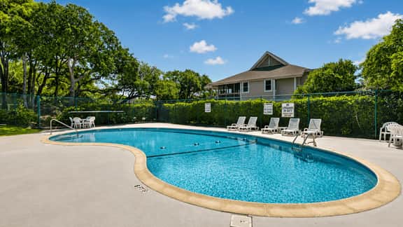 Isle Be There by AvantStay | Shared Pool + Pickleball Court + Sunroom + Deck  | Walk to the Beach
